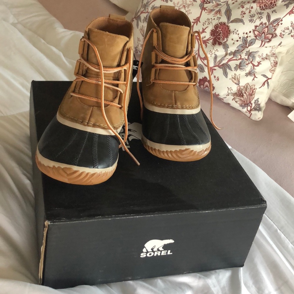 Sorel Out n About leather boots!!! (NWT & box)